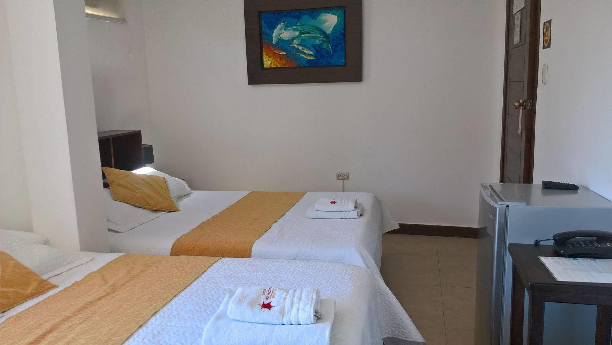 Hostal Costa del Pacifico Puerto Ayora  Esterno foto